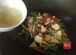 Illustration of how to make fragrant dried twice-cooked pork 10