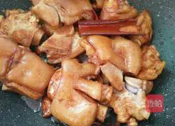 Illustration of how to make sauce-flavored pig's feet 5