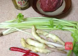 Stir-fried wild pepper Beef recipe illustration 2