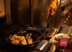 Illustration of how to cook herring with dendrobium juice 3