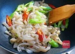 Illustration of how to make fried pork rinds with chili pepper 6