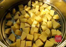 Illustration of how to make scallion mashed potato cake 3