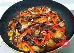 Illustration of the recipe of twice-cooked pork with sweet pepper and fungus 15