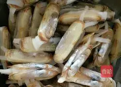 Illustration of how to stir-fry razor clams with ginger and green onions 1