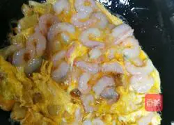 Illustration of how to make fried shrimps and eggs 4