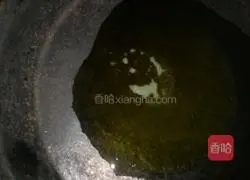 Illustration of how to make poached eggs with tomato sauce 7