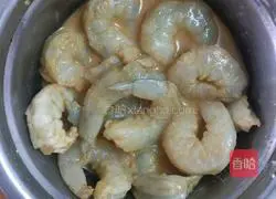 Illustration of how to make fried shrimps with lily and peach kernels 1