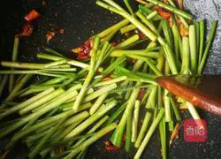 Illustration of how to make stir-fried shrimp with leeks 8