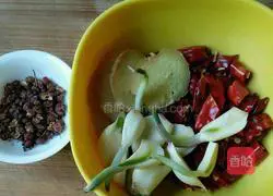 Illustration of how to make spicy boiled fish 5