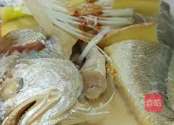 Illustration of how to make steamed yellow croaker 8