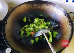 Illustration of how to make shredded squid with pickled pepper 7