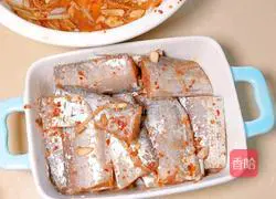 If you want to cook hairtail well, you must have a unique marinating secret recipe.The best way to eat hairtail is to make crispy hairtail.Illustration 10