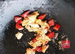 Illustration of how to make carrots, cucumbers, fungus and scrambled eggs 2