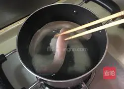 Illustration of how to make braised pork belly with dried beans 3