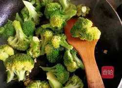 Illustration of how to make fried shrimps with broccoli 11