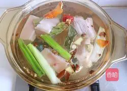 Illustration of how to make garlic white meat 7