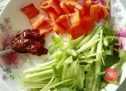 How to stir-fry twice-cooked pork with dried fragrant celery and red peppers Illustration 4