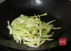 Illustration of how to make fried scallops with celery 3