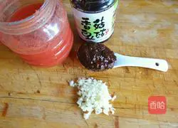 Illustration of how to mix tomato sauce with sesame seeds 9
