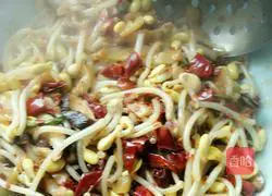 Illustration of how to make spicy boiled fish 12