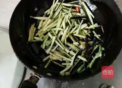Illustration of how to stir-fry eggplant shreds 5