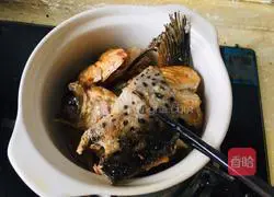 Illustration of how to make salmon head in casserole 8