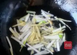 Illustration of how to make braised prawns with less oil 3