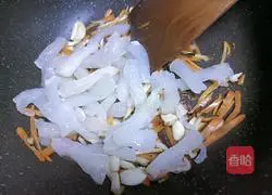 Illustration of how to stir-fry shrimp tendons 7