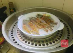 Illustration of how to make garlic vermicelli and open-back shrimp 6