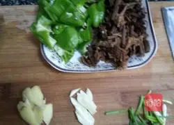 Tea tree mushroom stir-fried twice-cooked pork Practice illustration 2