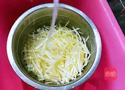 Illustration of how to make stir-fried shredded potatoes 5