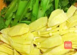 Illustration of how to stir-fry winter bamboo shoots with Fujian mustard greens 1