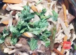 Illustration of how to make king oyster mushrooms with pork in pot 6