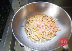 Illustration of how to make delicious wild rice stir-fried shrimps 6