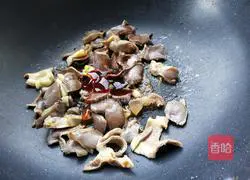 Illustration of how to make duck kidney fried snow peas 3