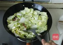Illustration of how to make cabbage and pork stewed vermicelli 4