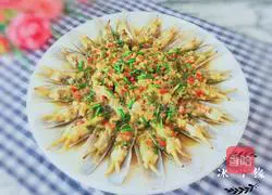 Garlic Illustration of how to make steamed razor clams with red meat 1