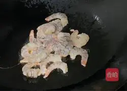 Illustration of how to make fried cucumber with shrimps 1