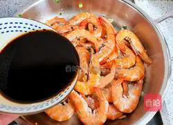 Illustration of braised prawns in soy sauce 7