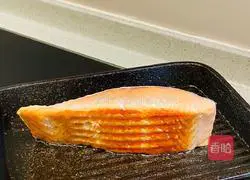 Healthy low-fat pan-fried salmon fillet illustration 4