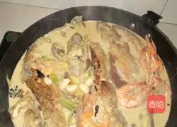 Oily Illustration of how to make fish stewed with prawns 5