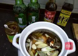 Illustration of how to make pork trotters with beer sauce 5