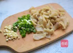 Illustration of how to make stir-fried pork rinds 3