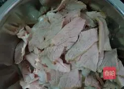 Illustration of how to cook twice-cooked pork with tea tree mushrooms 3