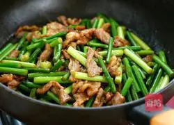 Illustration of how to make fried meat with garlic moss 8