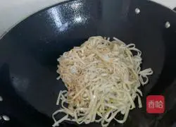 Illustration of how to make fried tomato noodles with soy sauce and tomato sauce 9