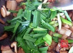 Illustration of how to make garlic twice-cooked pork 5