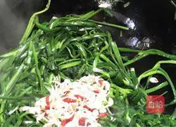 Illustration of how to stir-fry leeks with shrimps 6