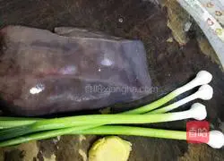 Illustration of how to stir-fry pork liver with garlic sprouts 1