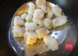 Illustration of how to make tomato dragon fish 7